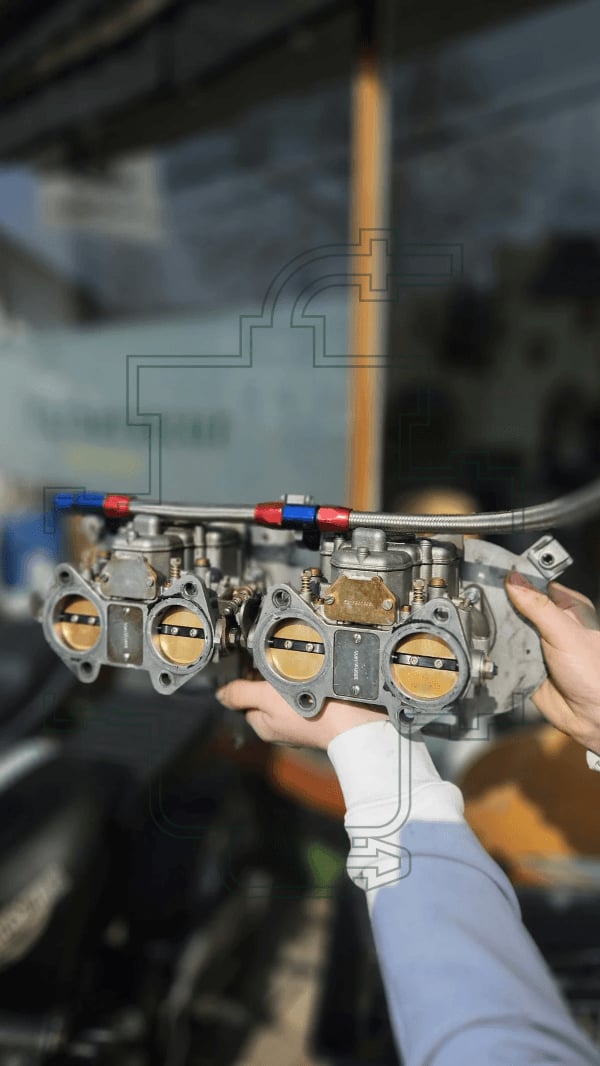 Set Weber 40 DCOE carburateurs van een Alfa Romeo, gereviseerd