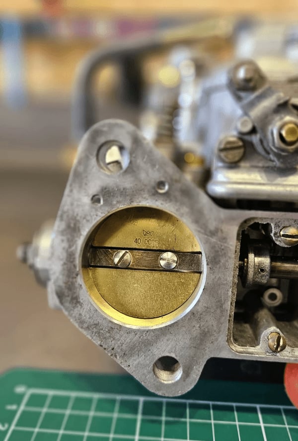 Detail van een Weber 40 DCOE boring met venturi en messing gasklep